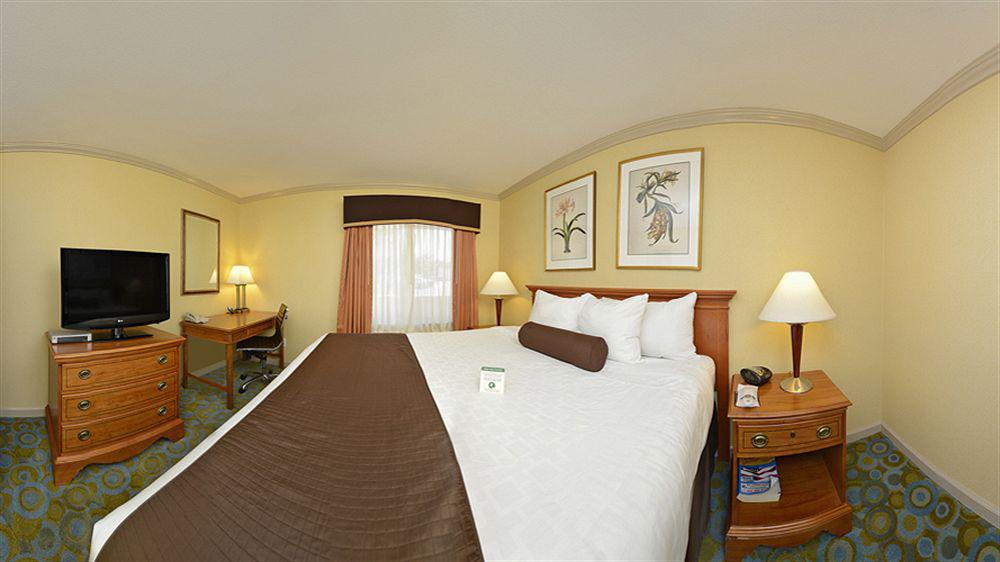 Comfort Inn & Suites Butler Exterior photo